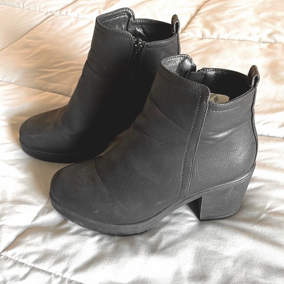 DREAM PAIRS Women's Low Heel Chunky Ankle Boots | Women 8.5 - Picture 2 of 5